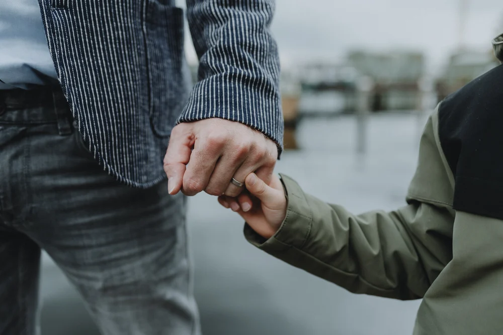 Dad and son holding hands during a family photoshoot in Spaarndam, the netherlands