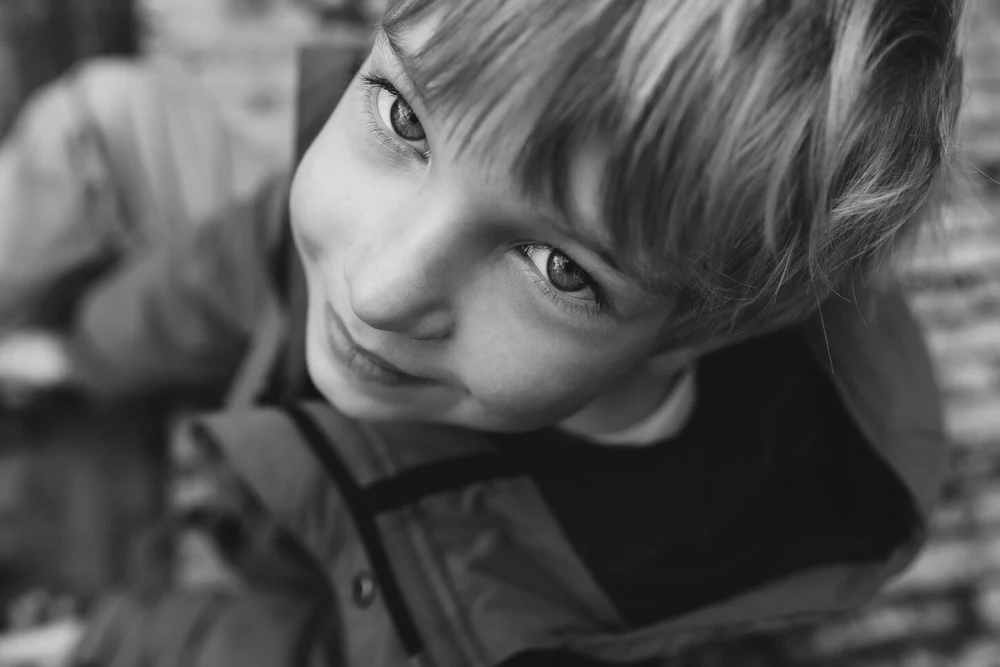 Black and white image of little boys eyes, taken during a photoshoot in Spaarndam, the Netherlands