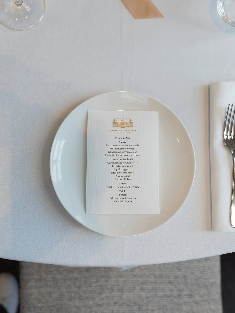 Delicious menu with the treats that will be served at a baby shower in the Pillows Maurits at the park Hotel.